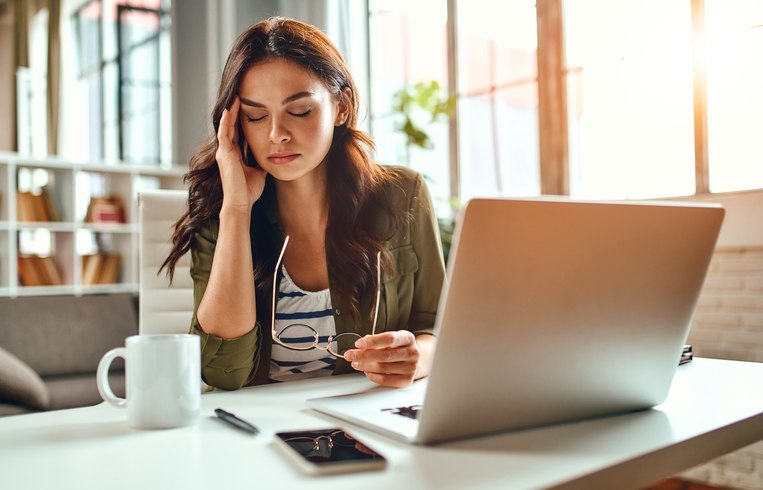 Frau nachdenklich am arbeiten