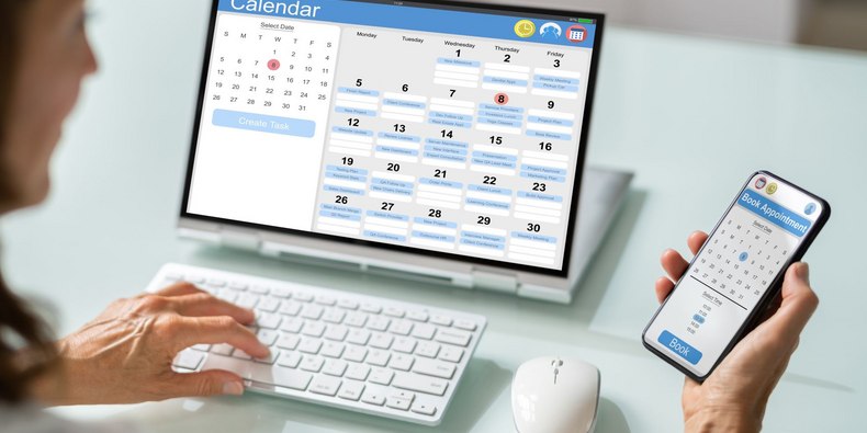 Ärztin schaut in Ihrem Terminkalender nach