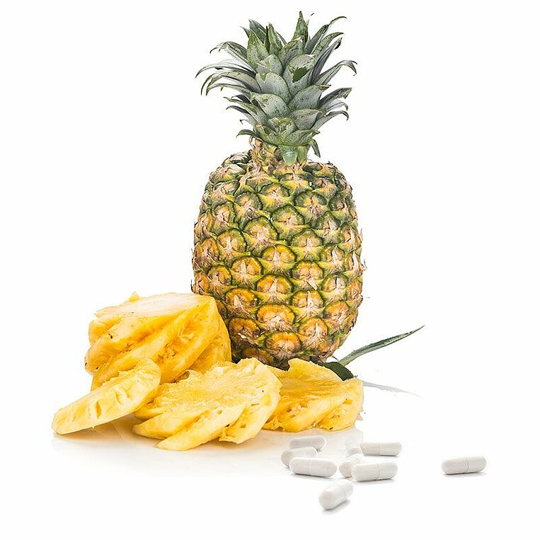 Aufgeschnittene Ananas und Kapseln Aufgeschnittene Ananas und Kapseln