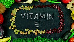 [Translate to Italienisch:] Verschiedene Obst- und Gemüsesorten um das Wort Vitamin E platziert