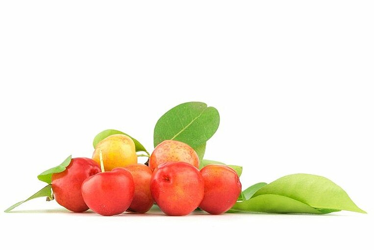 Acerola Kirschen auf weißem Hintergrund Acerola Kirschen auf weißem Hintergrund