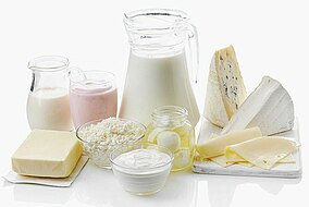 Foto mit Milchprodukten auf einem Tisch