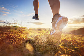 Person joggt im Freien