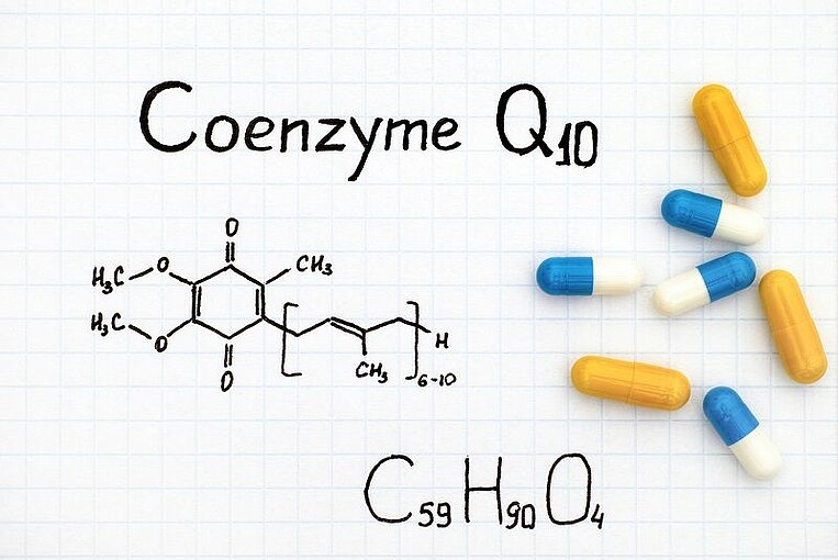 Aufzeichnung der chemischen Formel für Coenzym Q10 mit Tabletten danebenliegend Aufzeichnung der chemischen Formel für Coenzym Q10 mit Tabletten danebenliegend