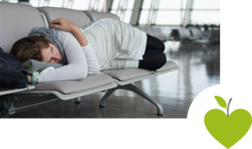 Frau schläft in einem Flughafen