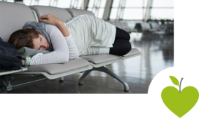 Frau schläft in einem Flughafen Frau schläft in einem Flughafen