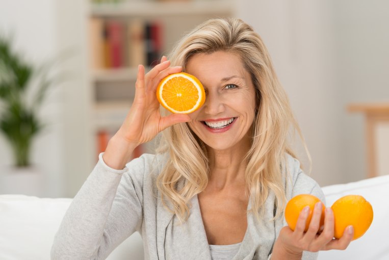 Frau mit Orangen