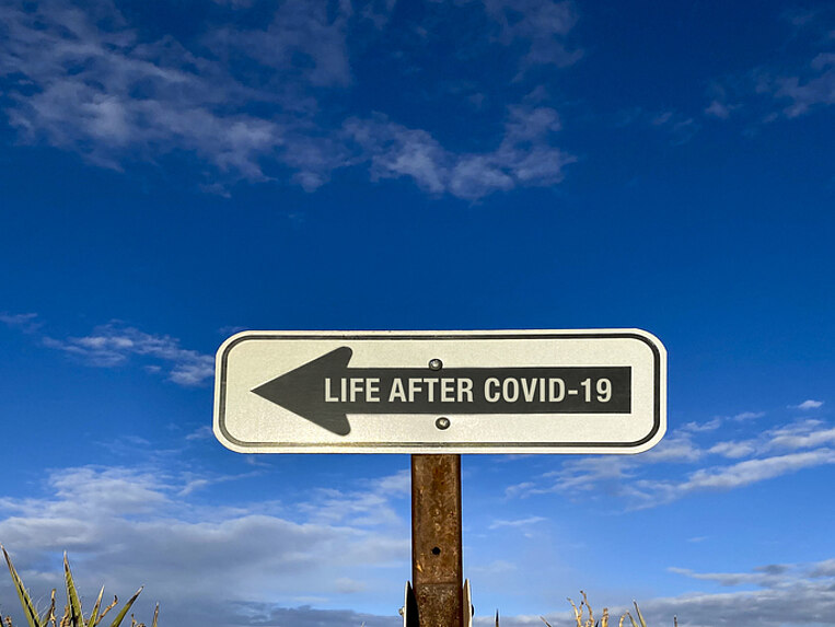 Schild mit der Aufschrift Life after Covid-19 Schild mit der Aufschrift Life after Covid-19