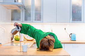 Frau bereitet sich einen Morgenkaffee zu