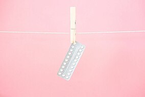 Eine Blisterpackung hängt von einer Leine