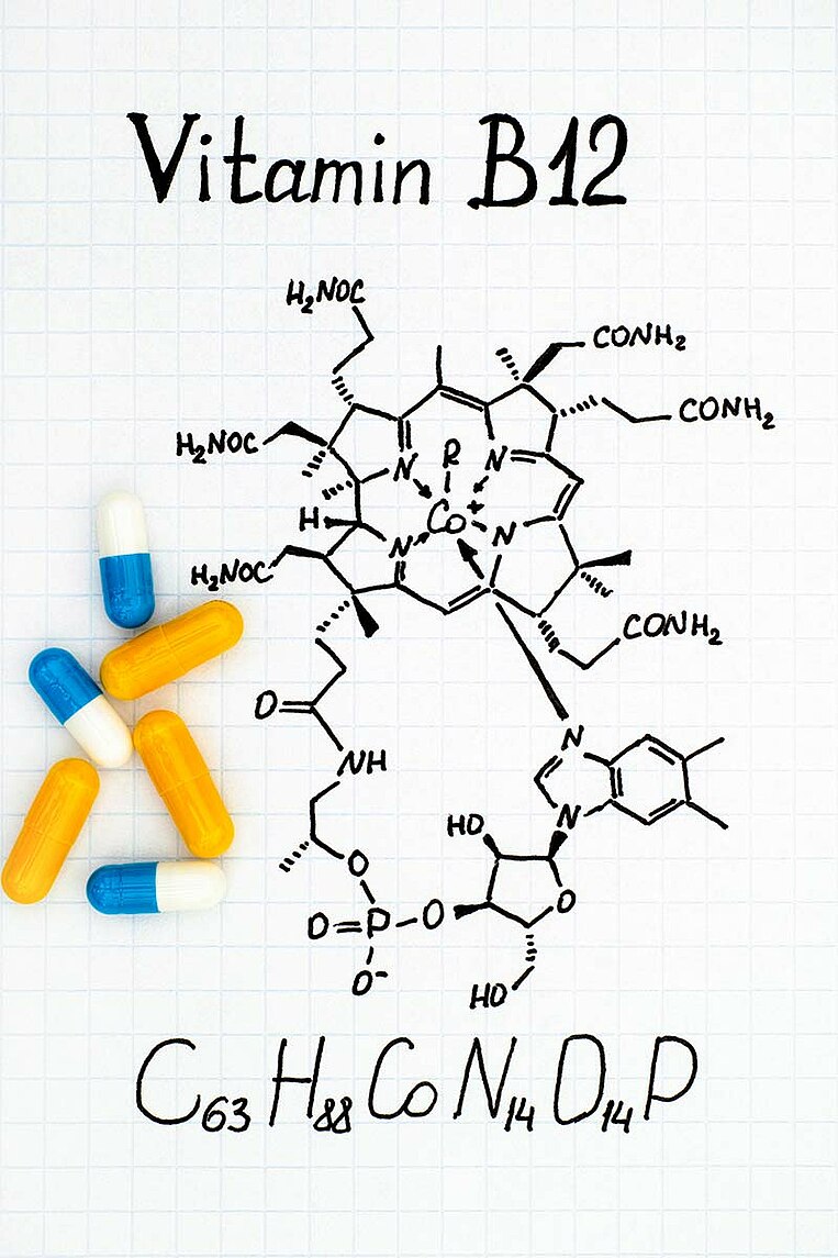 Chemische Formel von Vitamin B12 und daneben Kapseln Chemische Formel von Vitamin B12 und daneben Kapseln