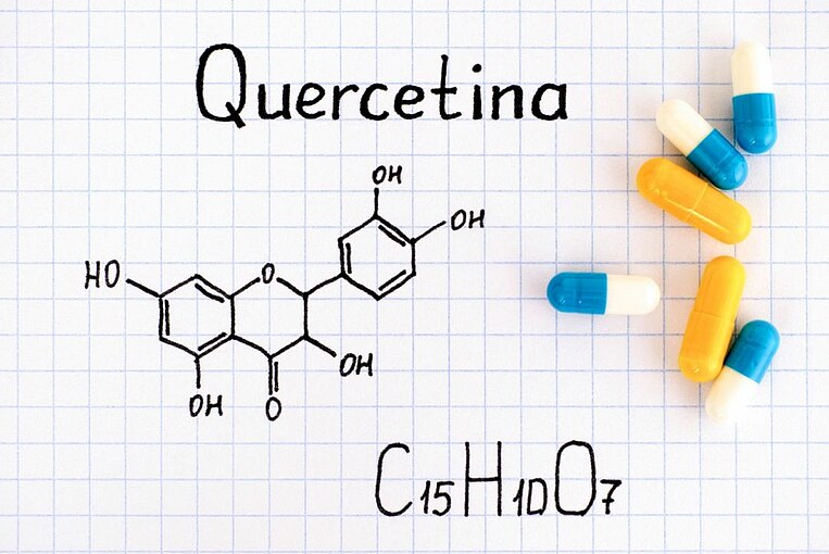 Formula chimica e struttura della quercetina Formula chimica e struttura della quercetina