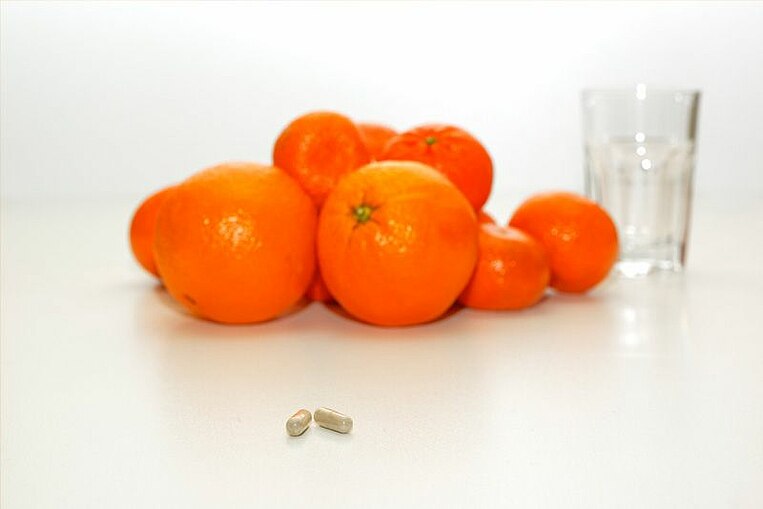 Ein Glas Wasser und Orangen Ein Glas Wasser und Orangen