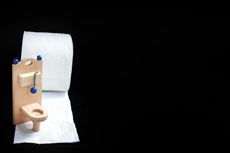 Kleines Modell einer Toilette aus Holz Kleines Modell einer Toilette aus Holz