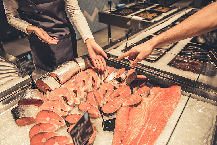 Lachs in einer Kühlauslage Lachs in einer Kühlauslage