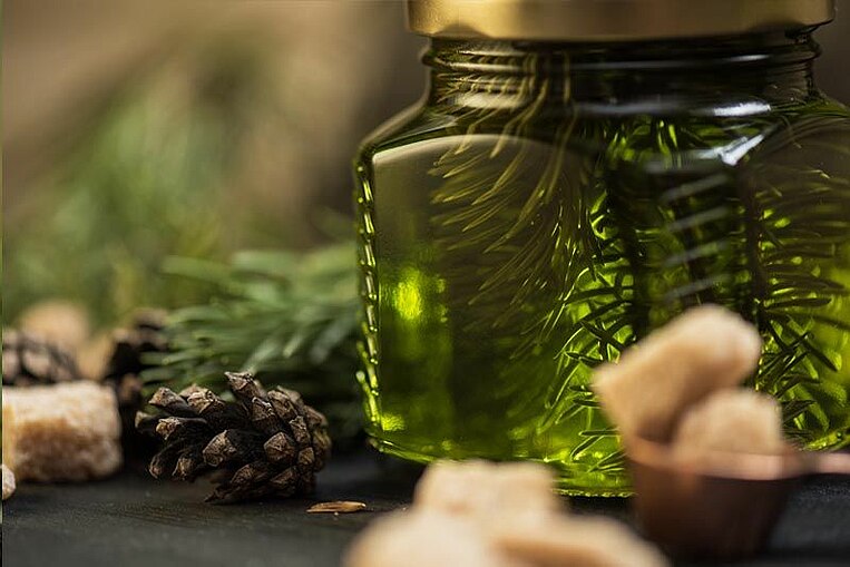 Barattolo pieno di estratto di corteccia di pino Barattolo pieno di estratto di corteccia di pino