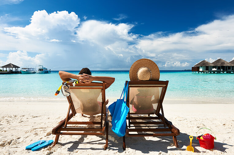 Mann und Frau sonnen sich am Strand Mann und Frau sonnen sich am Strand