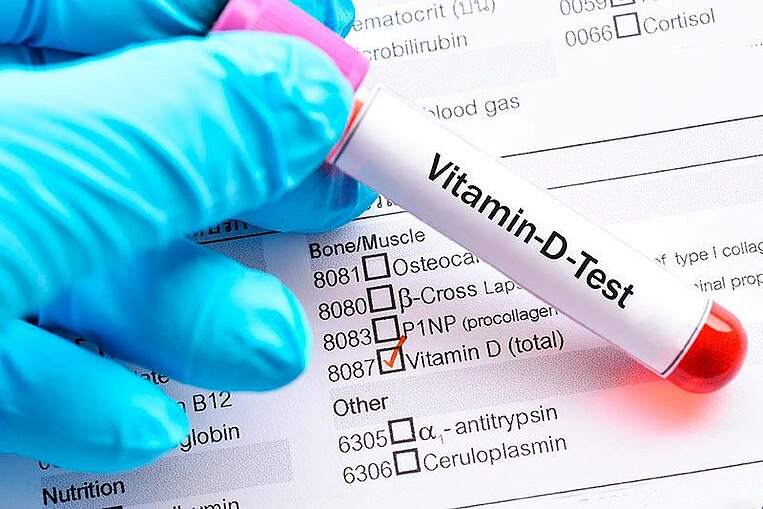 Ampulle mit der Aufschrift Vitamin D-Test vor einem Auswertungsbogen Ampulle mit der Aufschrift Vitamin D-Test vor einem Auswertungsbogen