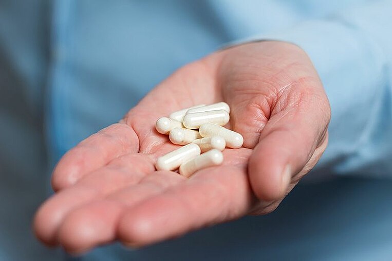 Capsule sul palmo di una mano Capsule sul palmo di una mano