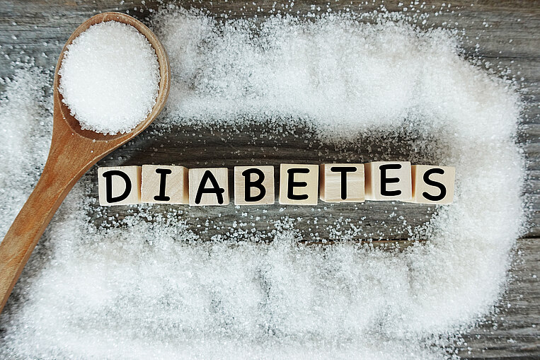 Verstreuter Zucker um den Schriftzug Diabetes Verstreuter Zucker um den Schriftzug Diabetes