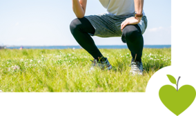 Mann hockt auf einem Feld Mann hockt auf einem Feld