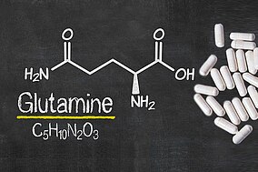 Chemische Formel für Glutamin und Kapseln