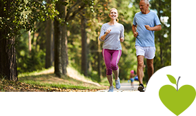 Eine Frau und ein Mann joggen gemeinsam durch den Wald Eine Frau und ein Mann joggen gemeinsam durch den Wald