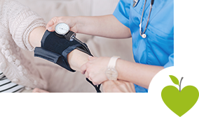 Patienten wird der Blutdruck gemessen Patienten wird der Blutdruck gemessen