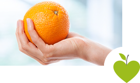 Frau hält eine Orange in der Hand Frau hält eine Orange in der Hand