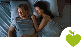 Paar liegt im Bett Paar liegt im Bett