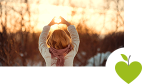 Kind steht in der Wintersonne Kind steht in der Wintersonne