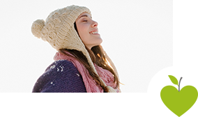Junge Frau steht fröhlich in einer Winterlandschaft Junge Frau steht fröhlich in einer Winterlandschaft