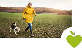 Frau geht mit ihrem Hund spazieren Frau geht mit ihrem Hund spazieren
