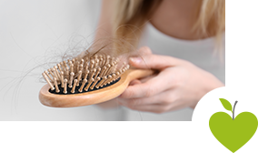 Frau hält Haarbürste in der Hand Frau hält Haarbürste in der Hand